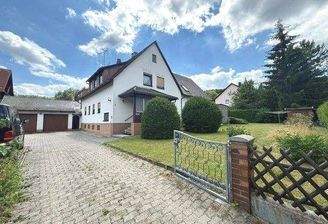 Ansicht Haus mit Zufahrt und Garagen
