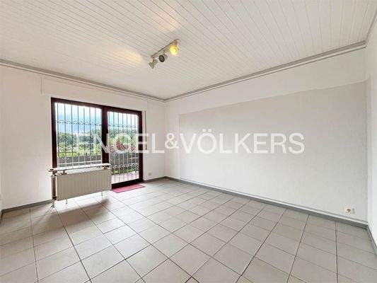 UG: Wohn- bzw. Schlafzimmer mit angrenzendem Balkon