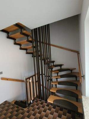 mit Treppe ins KG und DG