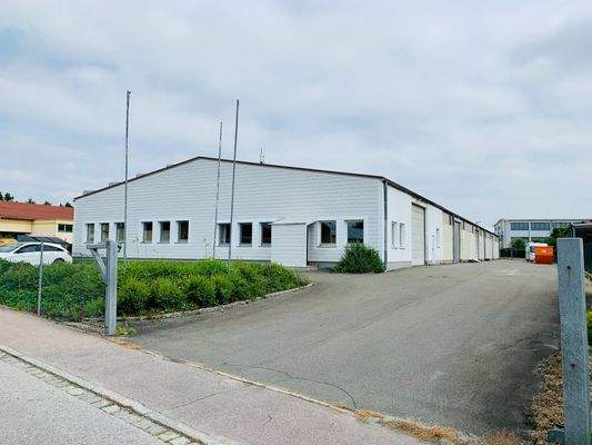 Hallengebäude mit Büro und Außenfläche