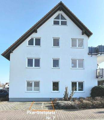 Hausansicht mit zugehörigem PKW-Stellplatz