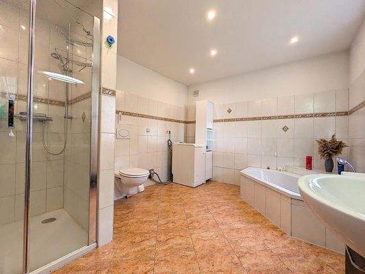 Bazimmer mit Wanne und separater Dusche