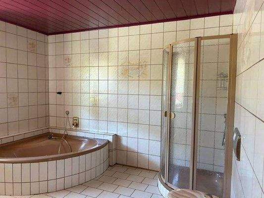 .. mit Wanne und Dusche !