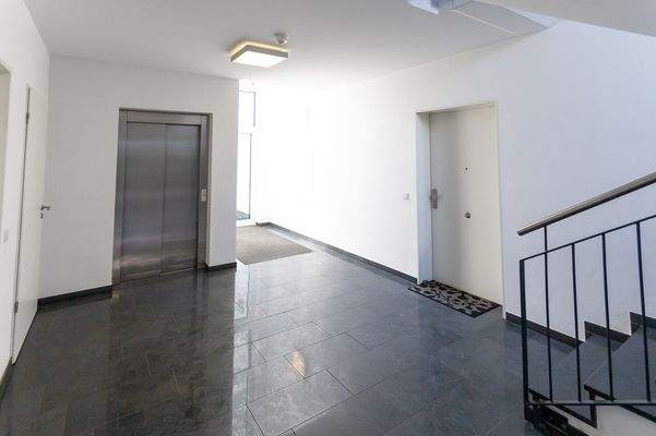 Wohnungseingang / Aufzug