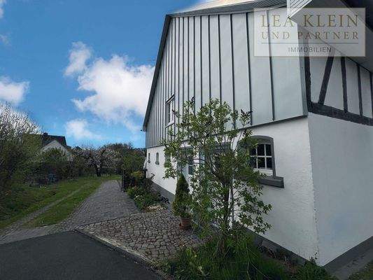 Parkplatz und Zugang zum garten 