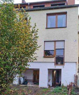 Blick vom Garten auf Haus