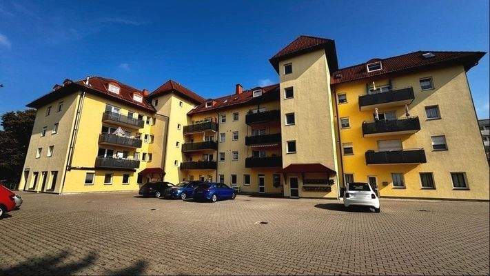 Rückansicht mit Parkdeck