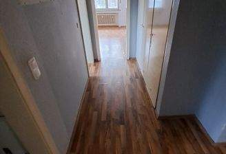 Langer Flur mit Holzboden