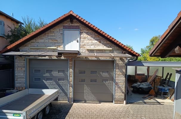 Doppelgarage mit Carport.jpg