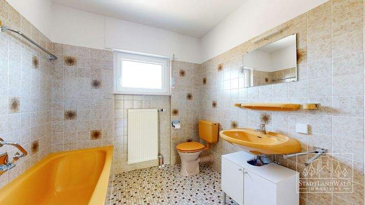 Badezimmer mit Badewanne