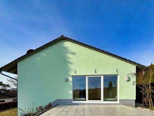 Terrasse mit Eingang zum Wohnzimmer