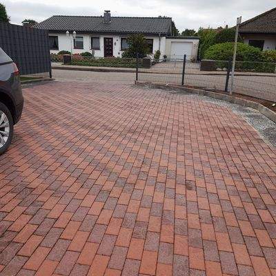 gepflasterte Stellplätze