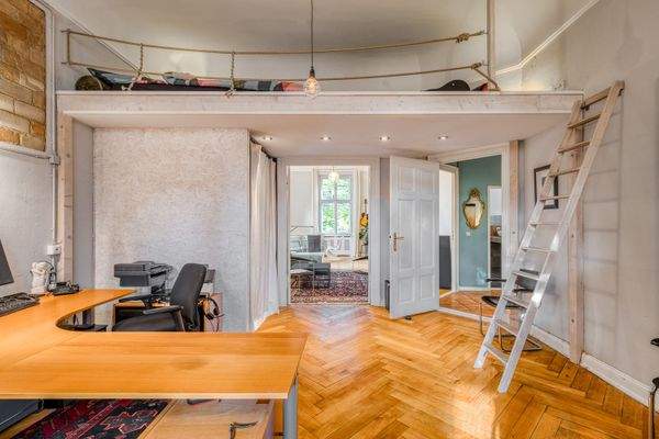 Erstes Kinderzimmer mit Büro und Hochebene