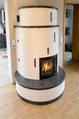 Kachelofen im Wohn-/ Esszimmer