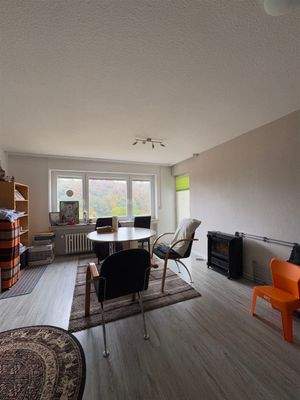 Das Wohn-/Esszimmer mit Balkonzugang