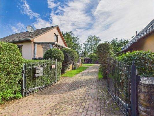 rechte Einfahrt zum Grundstück