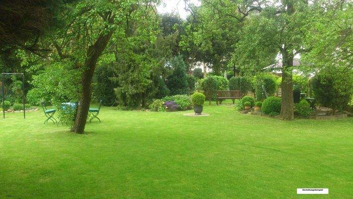 Gartenansicht im Sommer