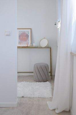 Blick in der Ankleidebereich oder den begehbaren Kleiderschrank