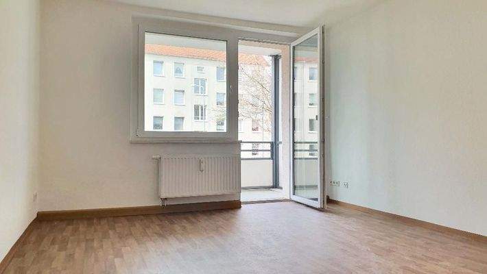 Wohnzimmer mit Balkon