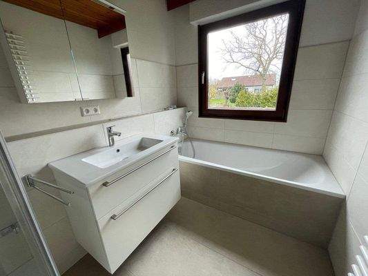 EG Modernes Bad mit Wanne und Dusche (neu Dez.2025)