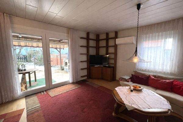 Wohnbereich mit Blick auf Terrasse