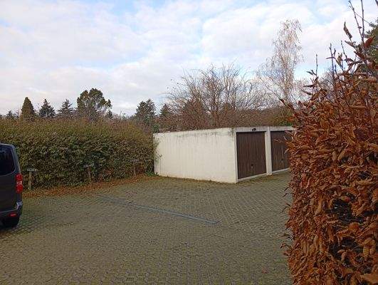 Hof mit Garagen und Stellplätzen