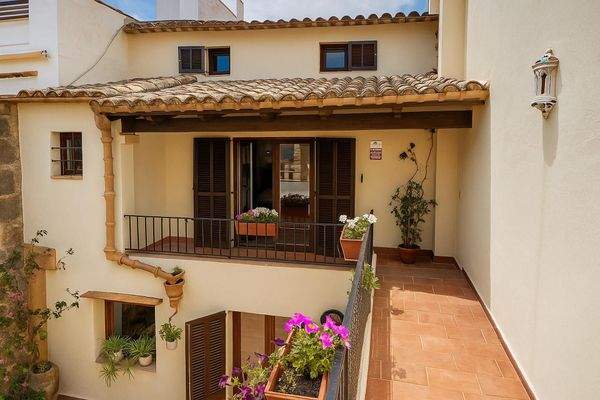 Innenhof-Balkon mit Blumen