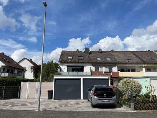.. mit 2 Garagen &amp; 3 Stellplätzen