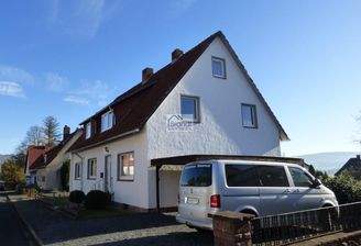 Seitenansicht mit Carport