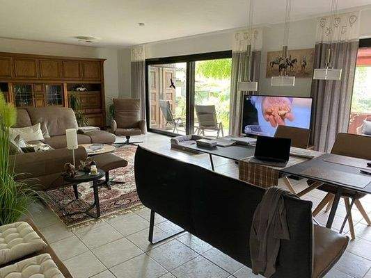 Wohnzimmer mit Blick in Garten