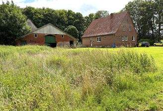 Blick auf das Wohnhaus und den Stallkomplex