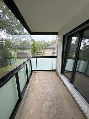 Moderner Balkon mit Glas