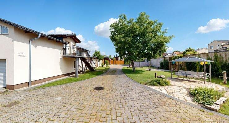 Blick von der Terrasse in den Garten
