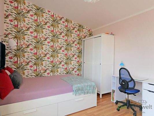 breites Bett und Schreibtisch