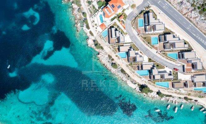 Einzigartige Neubau Luxusvilla direkt am Meer