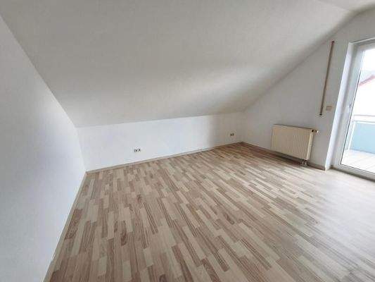 Kinder- /Arbeitszimmer mit Zugang zum Balkon Bild 1