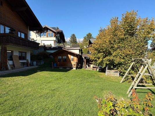 Garten mit Holzhütten