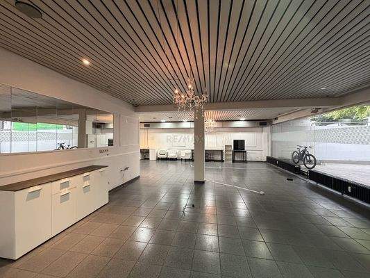 Verkaufs-/ Dienstleistungsfläche