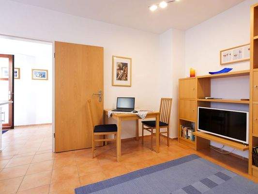 204 4 Wohnzimmer, Schreibtisch (1 von 1).jpg