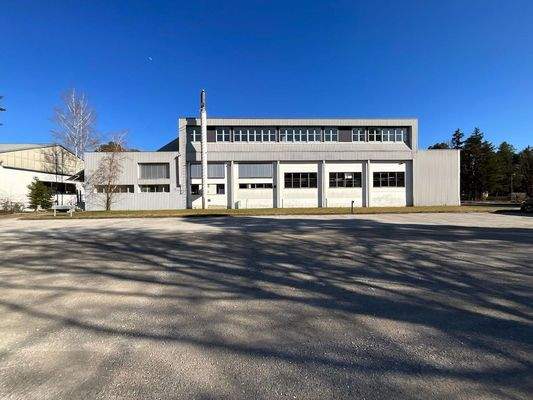 Eingang und Parkbereich PKW