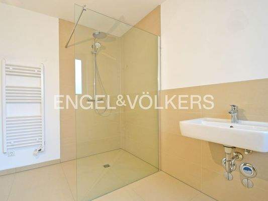 Großes Bad mit Walk-In-Dusche