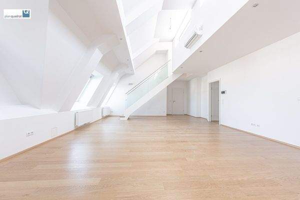 Wohn- / Esszimmer (ca. 56,10 m²) mit Küchenzeile und Aufgang zur Terrasse