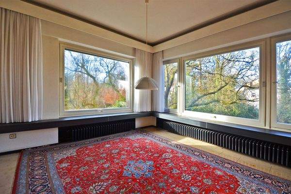 Lichtdurchflutetes Zimmer mit Blick in den Garten