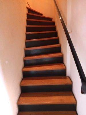 Holztreppe ins Obergeschoss