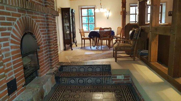 Wohnzimmer-Kamin mit Essecke 