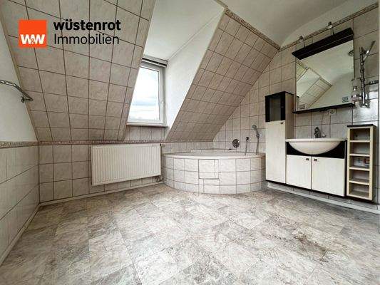 OG Badezimmer: Ein Bad unter der Schräge, wo Licht und Stille zusammentreffen – ein Rückzugsort