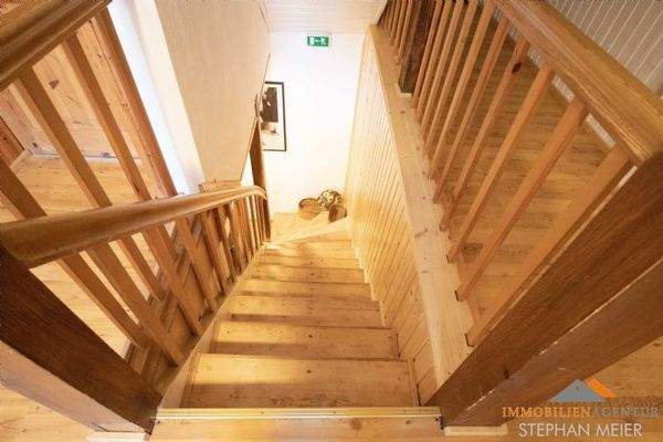 OG – Treppenhaus mit Holztreppe