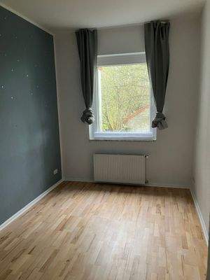 Helles Zimmer mit Holzboden