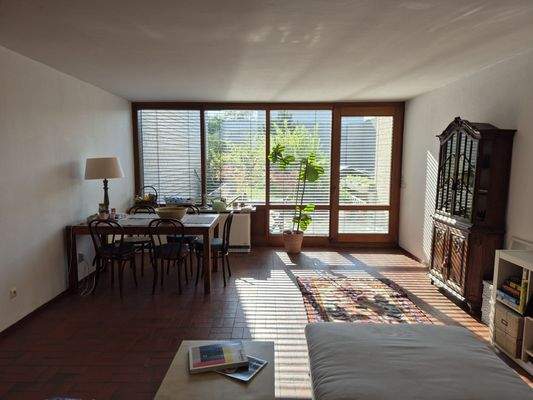 Großer Wohnbereich mit Zugang zu Garten und Terrasse Bild 2