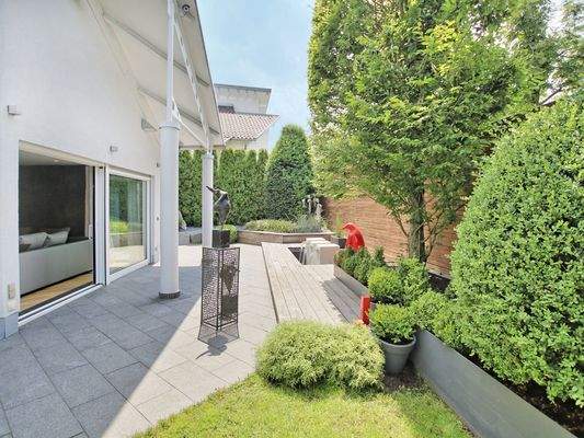 Große Terrasse und schöner Garten mit hochwertigem Sichtschutz und viel Privatsphäre
